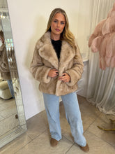 Load image into Gallery viewer, Shakira