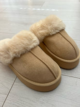 Load image into Gallery viewer, Beige fluffy platform slippers - SIZE UP!
